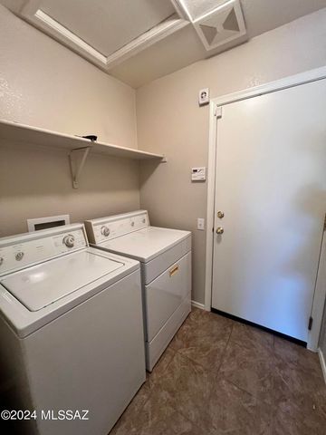 8820 N Mesquite Bluffs Place, Tucson, AZ 85742
