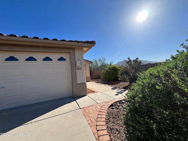 8820 N Mesquite Bluffs Place, Tucson, AZ 85742