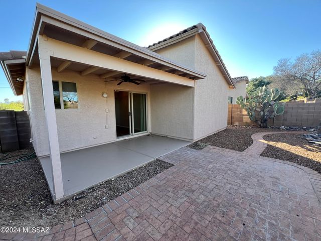 8820 N Mesquite Bluffs Place, Tucson, AZ 85742