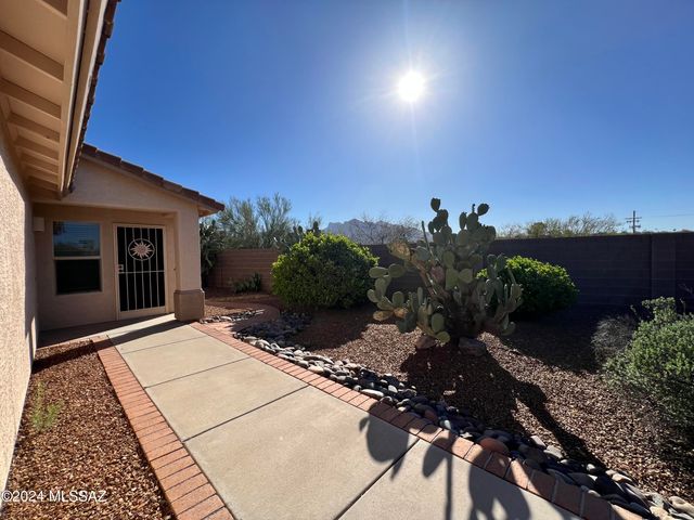 8820 N Mesquite Bluffs Place, Tucson, AZ 85742