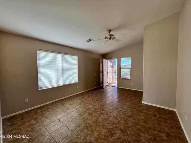 8820 N Mesquite Bluffs Place, Tucson, AZ 85742