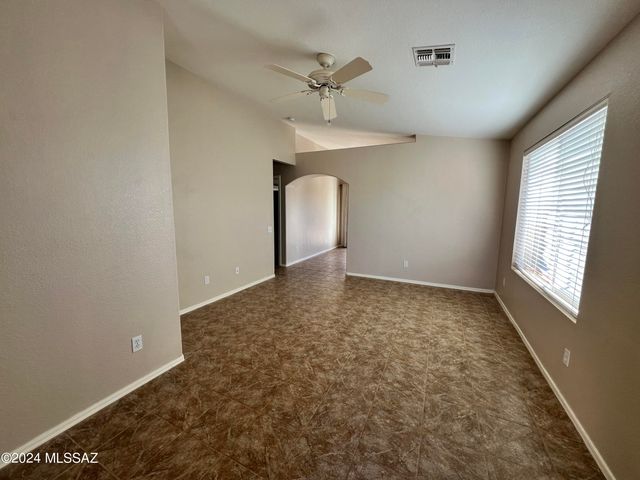8820 N Mesquite Bluffs Place, Tucson, AZ 85742
