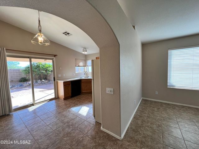 8820 N Mesquite Bluffs Place, Tucson, AZ 85742