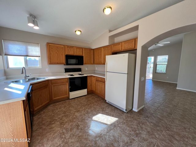 8820 N Mesquite Bluffs Place, Tucson, AZ 85742