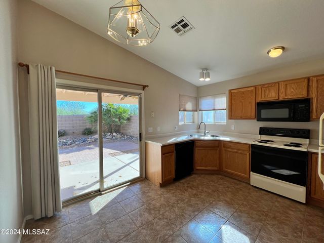 8820 N Mesquite Bluffs Place, Tucson, AZ 85742
