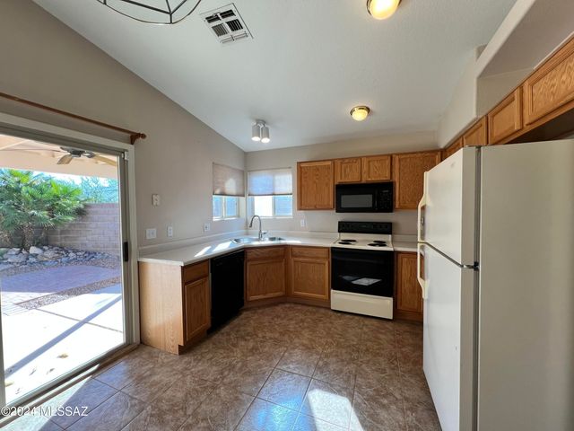 8820 N Mesquite Bluffs Place, Tucson, AZ 85742