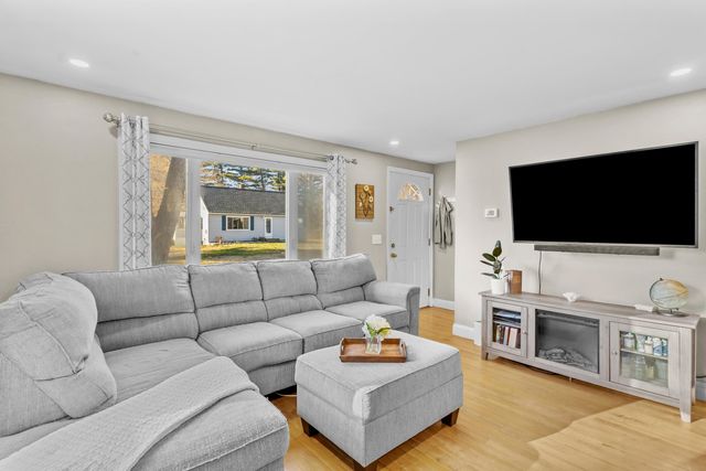 221 Elgin Avenue, Manchester, NH 03104