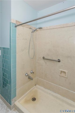 121 Lakeside Dr, Colonial Heights, VA 23834