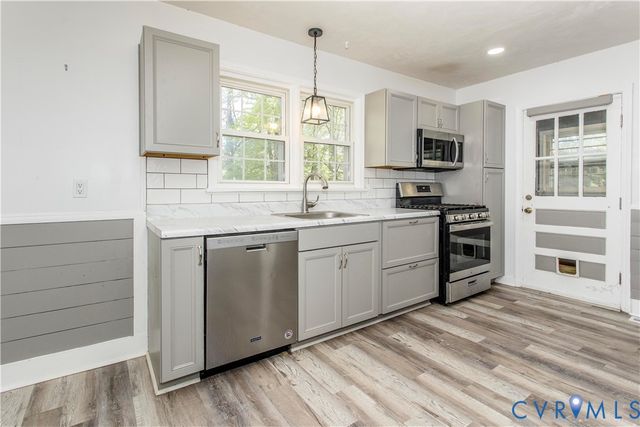 121 Lakeside Dr, Colonial Heights, VA 23834