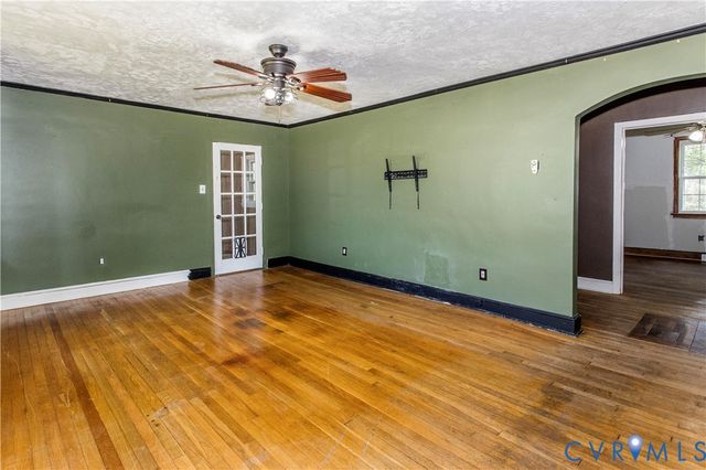 121 Lakeside Dr, Colonial Heights, VA 23834