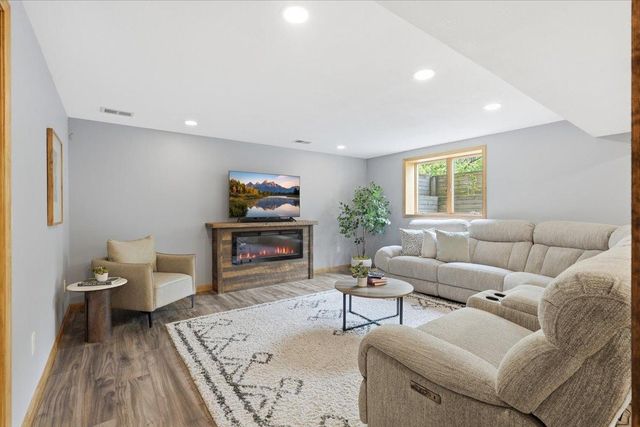 357 6th Street N, Bayport, MN 55003