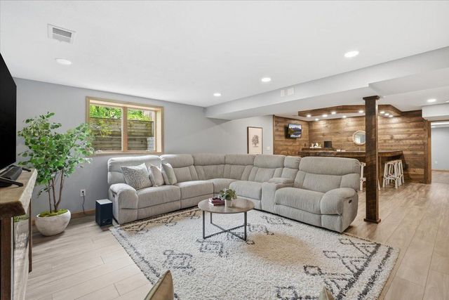 357 6th Street N, Bayport, MN 55003