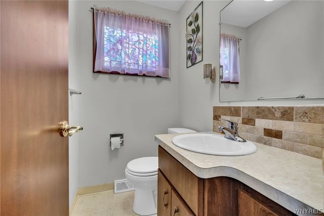 17 West Summerset Lane, Amherst, NY 14228