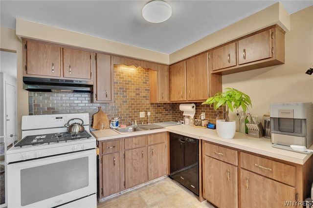 17 West Summerset Lane, Amherst, NY 14228