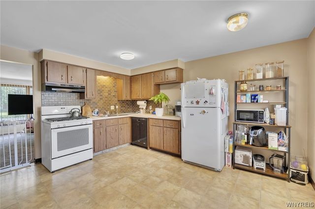 17 West Summerset Lane, Amherst, NY 14228