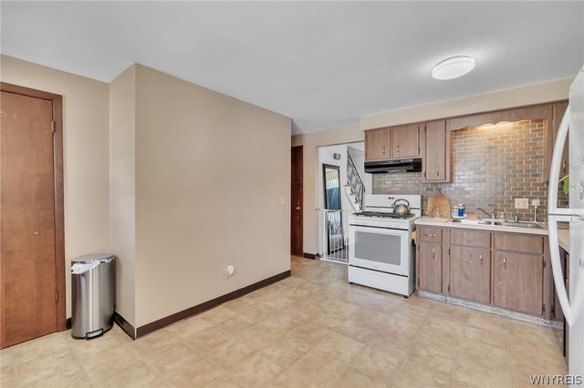 17 West Summerset Lane, Amherst, NY 14228