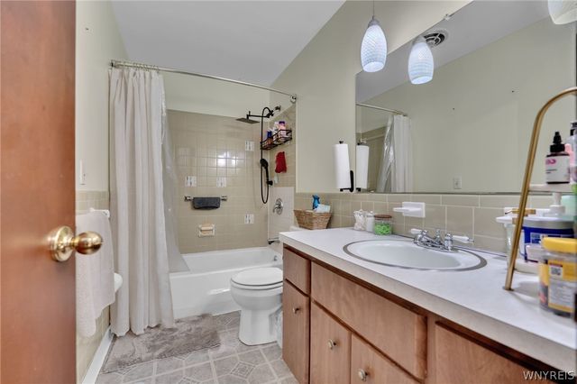 17 West Summerset Lane, Amherst, NY 14228