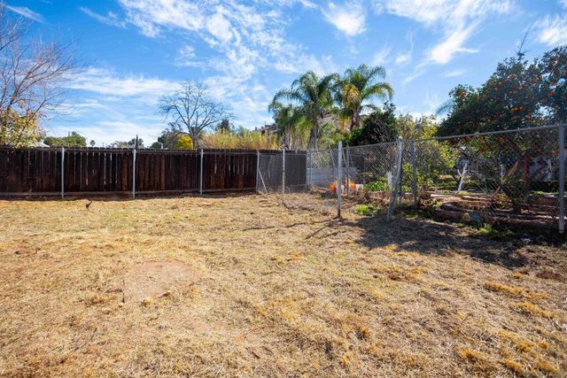 12643 Castle Court Dr, Lakeside, CA 92040