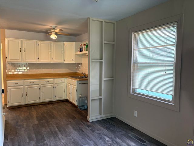 3415 SE Massachusetts AVE, Topeka, KS 66605