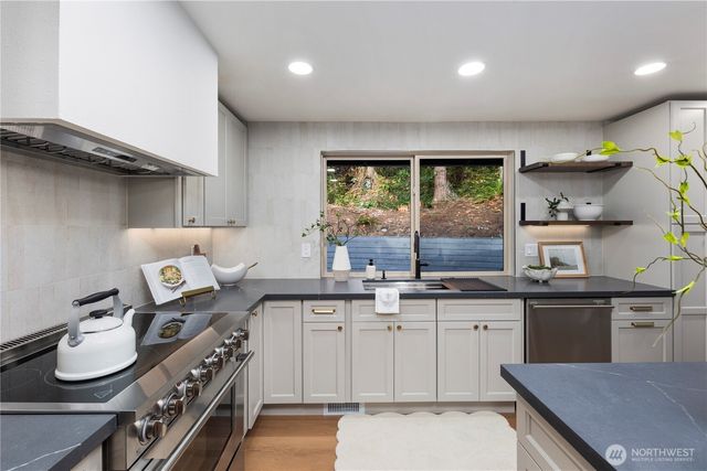 25510 SE 159th Street, Issaquah, WA 98027