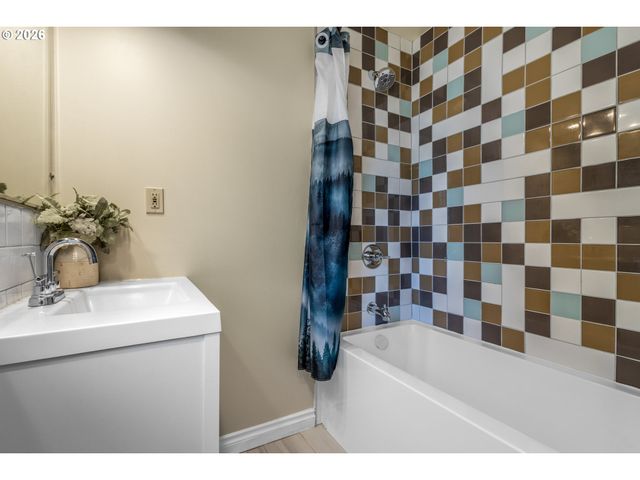 6103 Se CLATSOP St, Portland, OR 97206