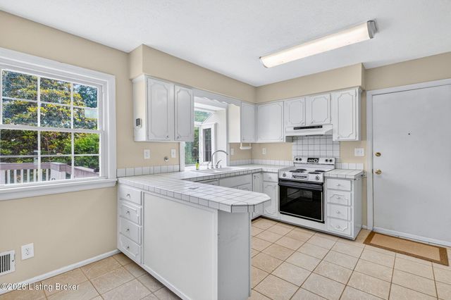 9110 Tiverton Way, Louisville, KY 40242