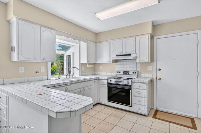 9110 Tiverton Way, Louisville, KY 40242