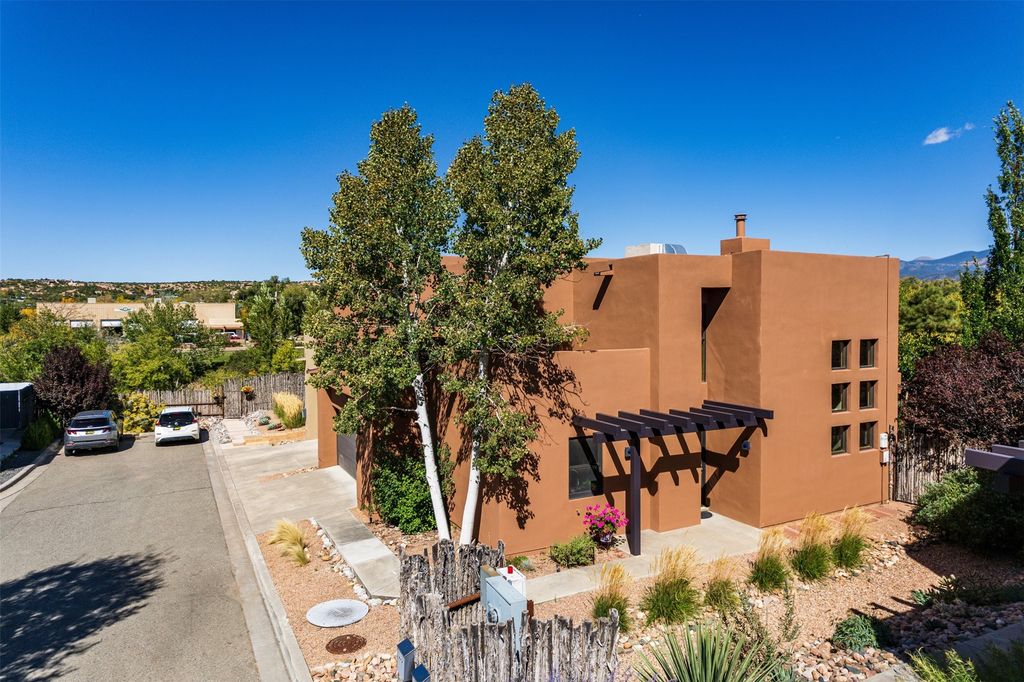 927 Alto Street B, Santa Fe, NM 87501