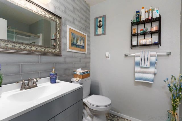 730 Lonsdale Ln, Vista, CA 92084