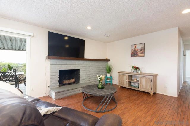 730 Lonsdale Ln, Vista, CA 92084