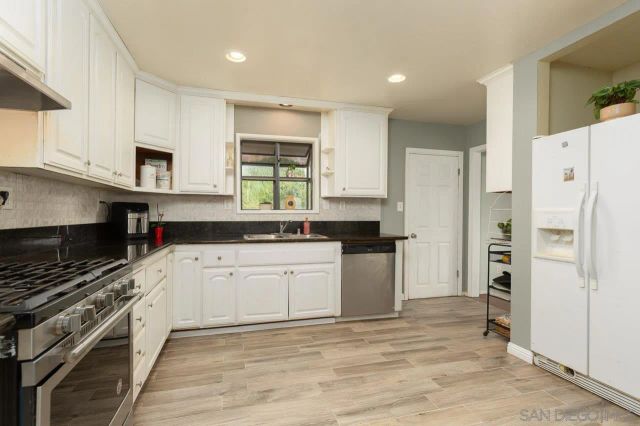 730 Lonsdale Ln, Vista, CA 92084