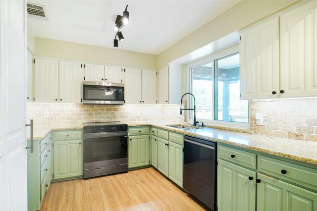 2837 Cummings Drive, Bedford, TX 76021