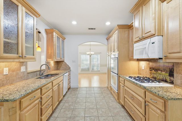 204 Trailwood Drive, Euless, TX 76039