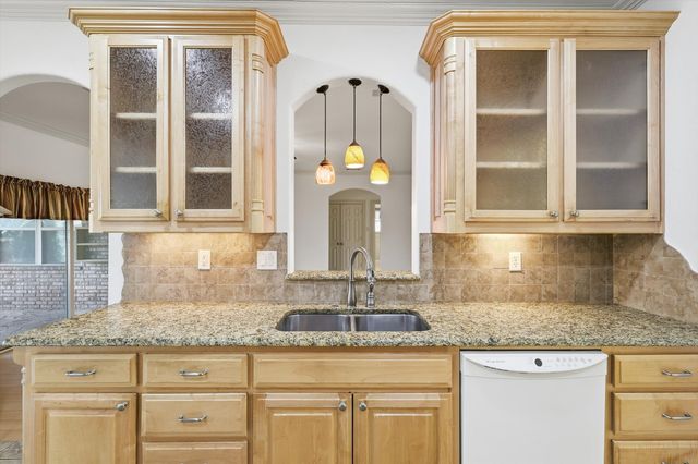 204 Trailwood Drive, Euless, TX 76039