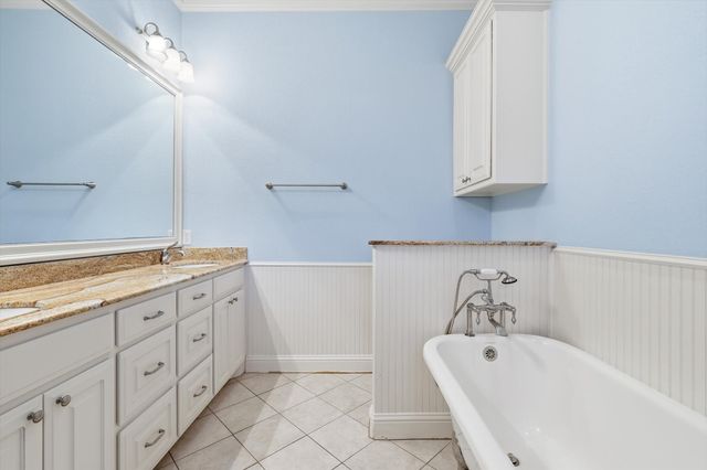 204 Trailwood Drive, Euless, TX 76039