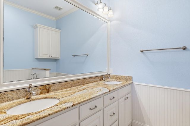 204 Trailwood Drive, Euless, TX 76039