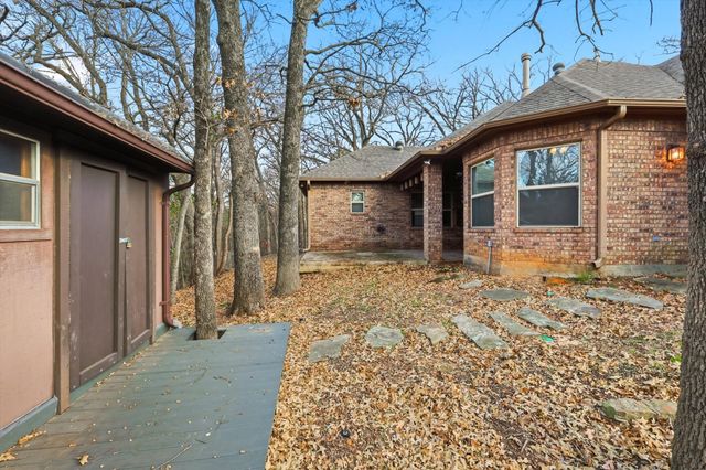 204 Trailwood Drive, Euless, TX 76039