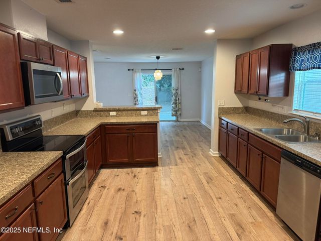 348 AUBURN OAKS Road E, Jacksonville, FL 32218