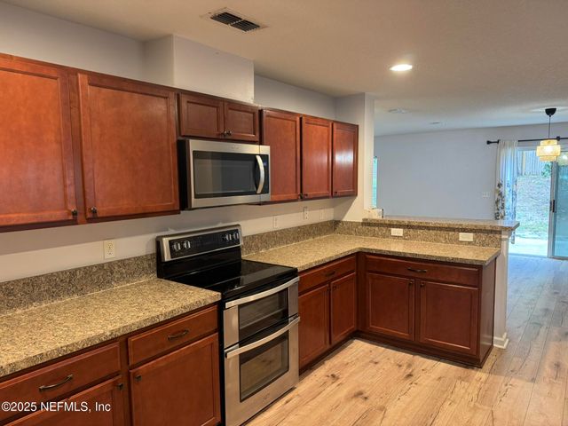 348 AUBURN OAKS Road E, Jacksonville, FL 32218