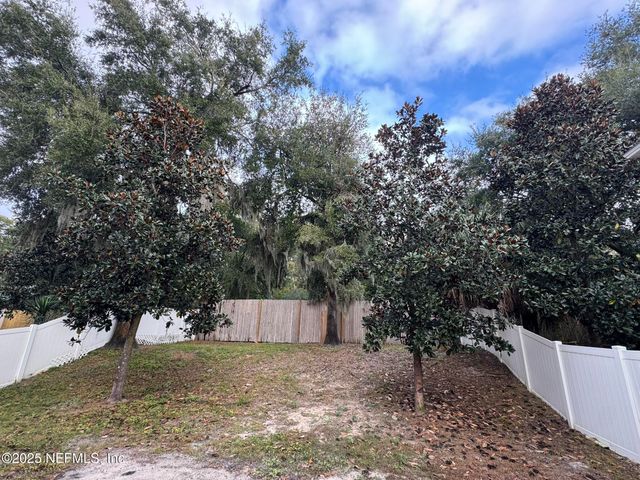 348 AUBURN OAKS Road E, Jacksonville, FL 32218