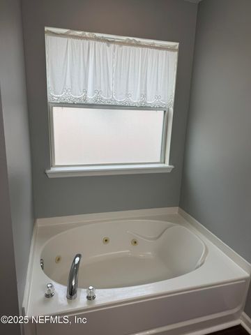 348 AUBURN OAKS Road E, Jacksonville, FL 32218