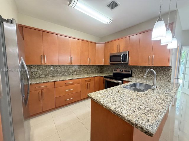 7663 N Southwood Cir, Davie, FL 33328