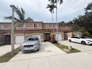 7663 N Southwood Cir, Davie, FL 33328