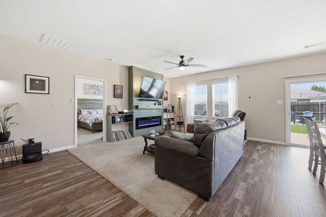 405 Willow Creek Drive, Glenn Heights, TX 75154