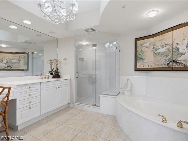 425 Cove Tower DR 901, Naples, FL 34110