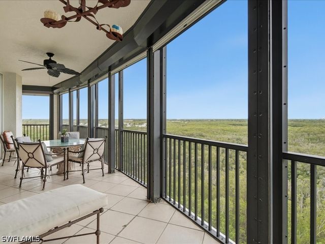 425 Cove Tower DR 901, Naples, FL 34110