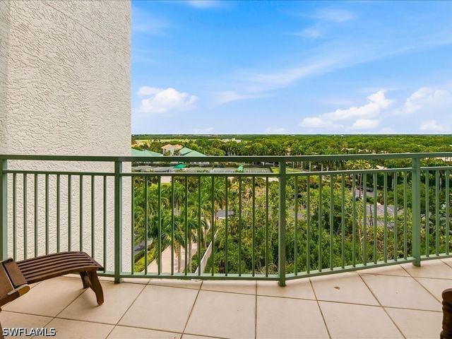 425 Cove Tower DR 901, Naples, FL 34110