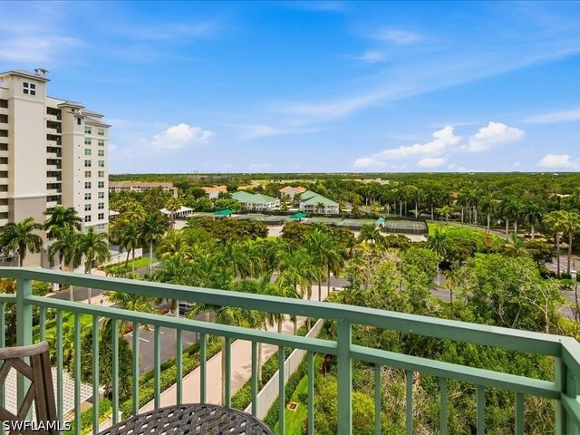 425 Cove Tower DR 901, Naples, FL 34110