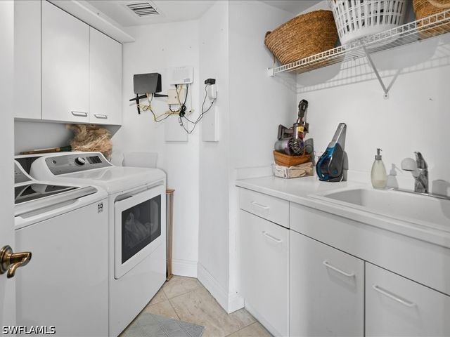 425 Cove Tower DR 901, Naples, FL 34110