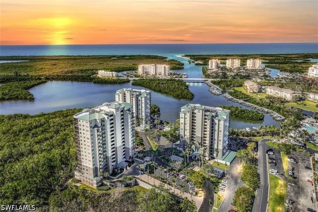 425 Cove Tower DR 901, Naples, FL 34110